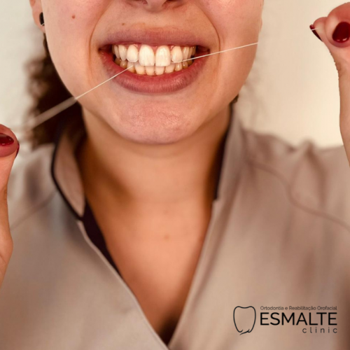 A importância do fio dentário na sua Higiene Oral