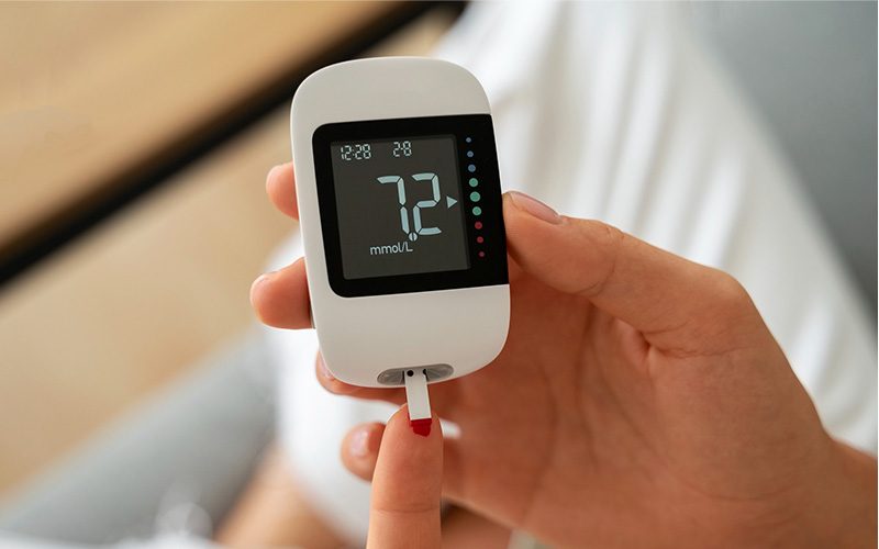 A diabetes é uma doença sistémica que tem um impacto direto na saúde oral. Existe uma relação bidirecional entre diabetes e doenças da boca, especialmente a doença periodontal. Quem tem diabetes tem mais problemas dentários? Sim. Pessoas com diabetes têm maior predisposição para infeções e doenças das gengivas, especialmente quando os níveis de glicose não estão controlados. A diabetes pode reduzir a capacidade de defesa do organismo e dificultar a cicatrização, aumentando o risco de inflamação gengival e infeções orais.